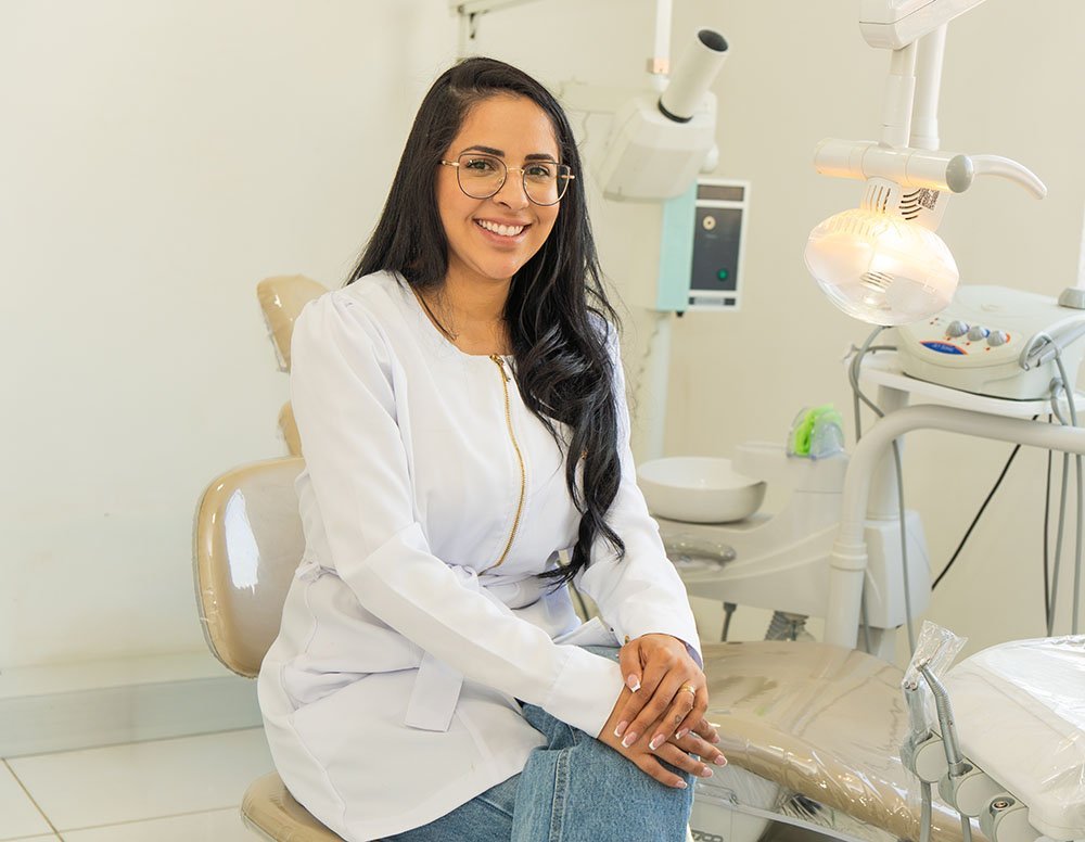 Dra. Gabriely de Oliveira, dentista em Guarulhos, sorrindo em seu consultório na Vila Barros